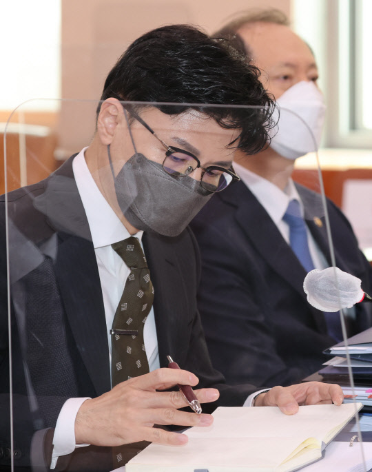 한동훈 법무부 장관이 14일 서울 여의도 국회 본관에서 열린 국회 법제사법위원회 전체회의에 출석해 자료를 살펴보고 있다.<연합뉴스>
